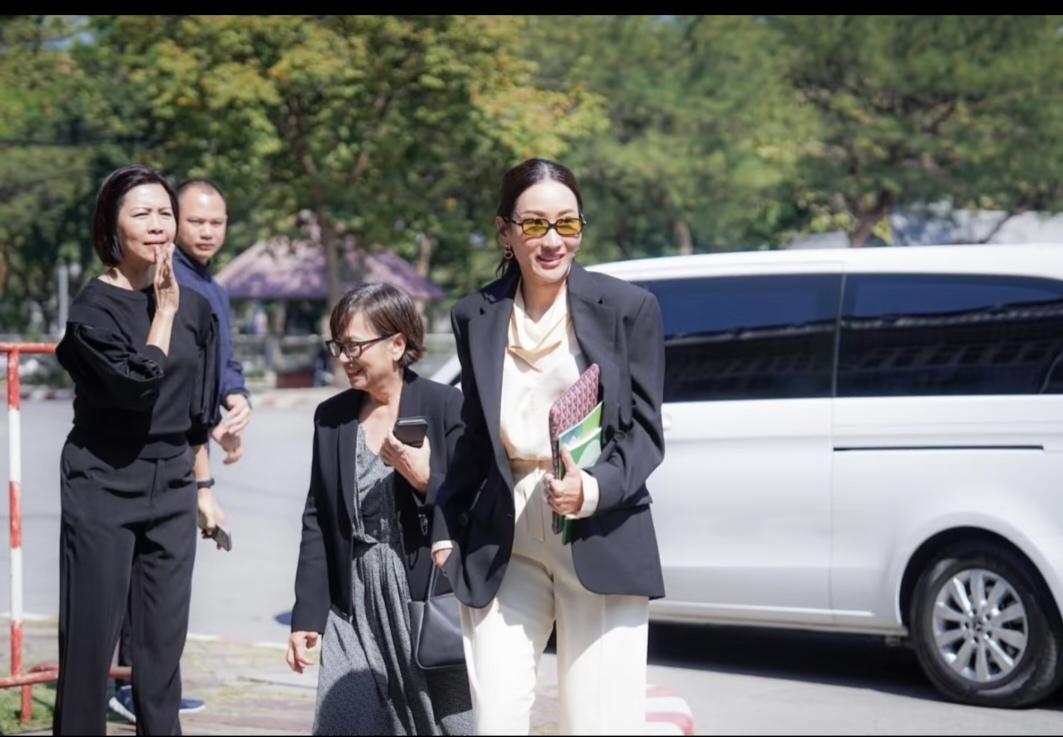 12月1日，周一，萍通塔和佩通坦的丈夫皮塔卡来曼谷空普雷姆监狱探望泰国前总理他信