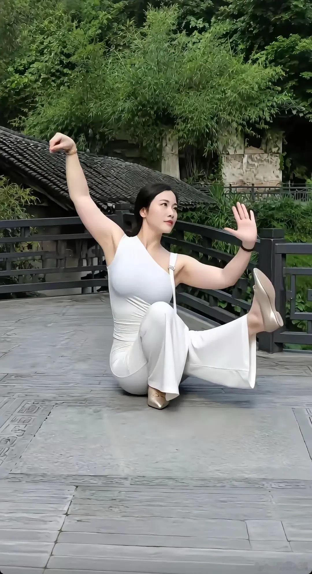 这个女人不寻常，一个白鹤亮翅加枯树盘根，彰显出深厚的武术功底。不知道有哪位高手能
