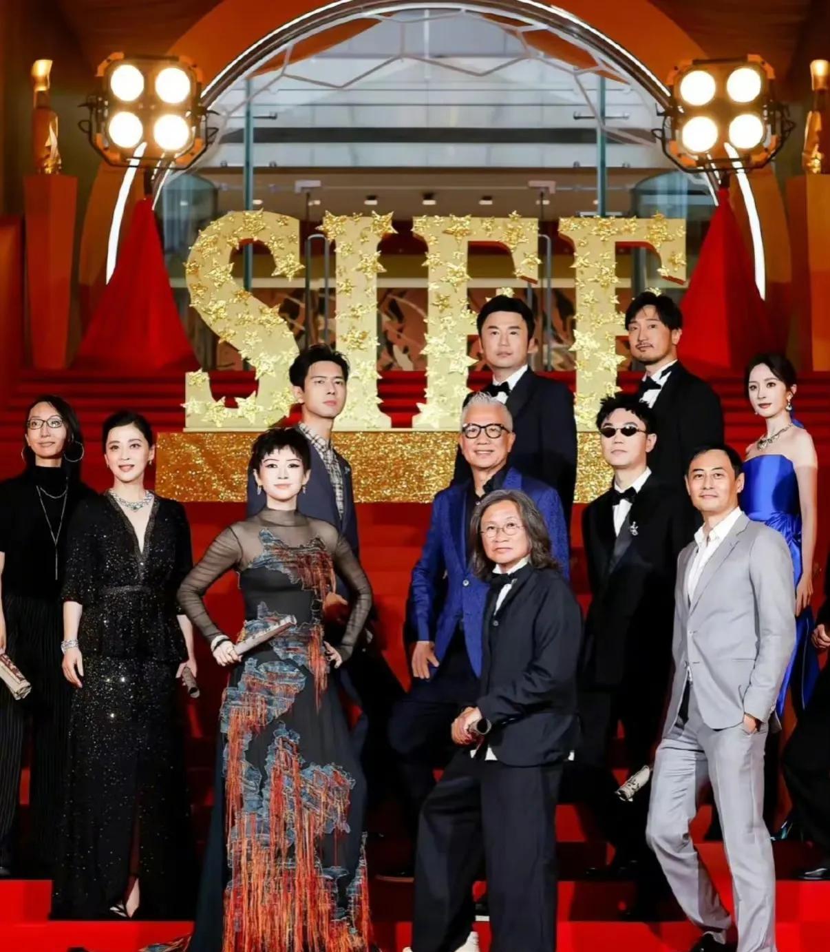 赵丽颖是和杨幂签了不同台协议吗？为什么《酱园弄》的两次宣传活动只要杨幂在，赵丽颖
