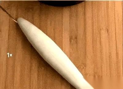 那件栩栩如生的作品就大摇大摆地摆在展厅正中央。每个路过的人都会不由自主地停下脚