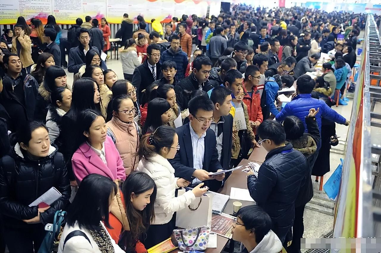 太反差！一边全网唱衰文科没出路，一边大厂月薪3万抢人AI时代到来后，文科就成