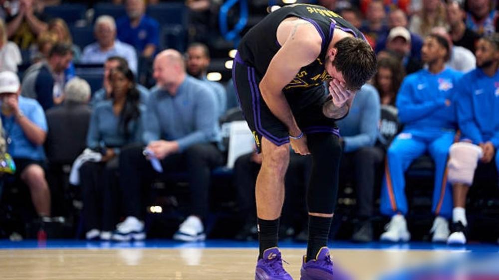 别再蠢了，东契奇的伤退根本不是意外，这是一场来自百亿美金的精准“保护性冷藏”。