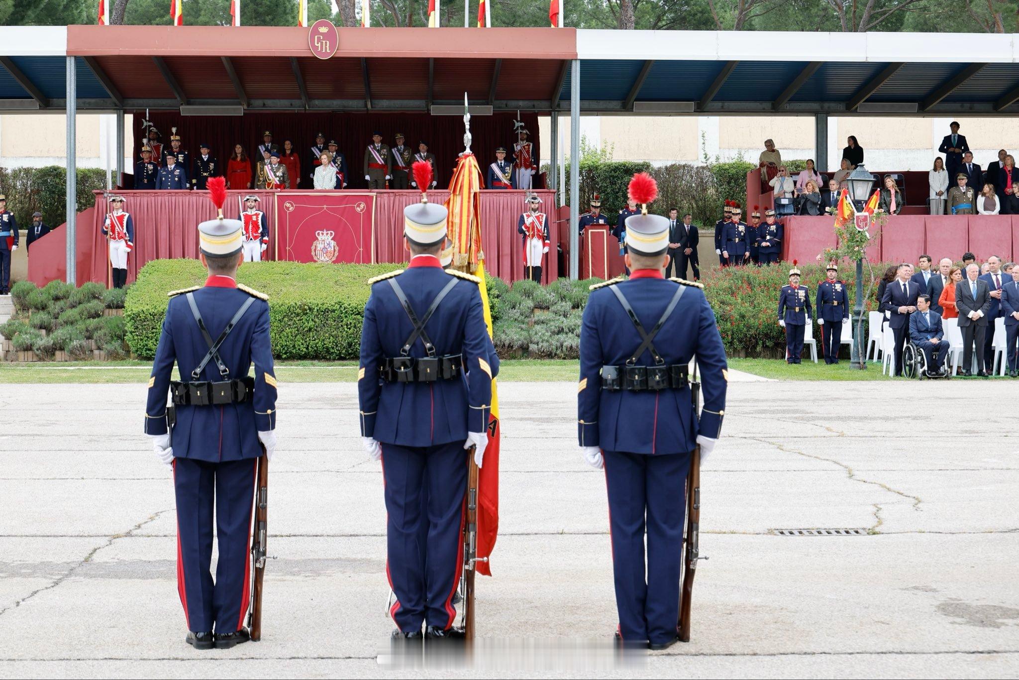 西班牙王室4月24日，索菲亚王后出席皇家卫队文职人员向国旗宣誓仪式。她将作为波
