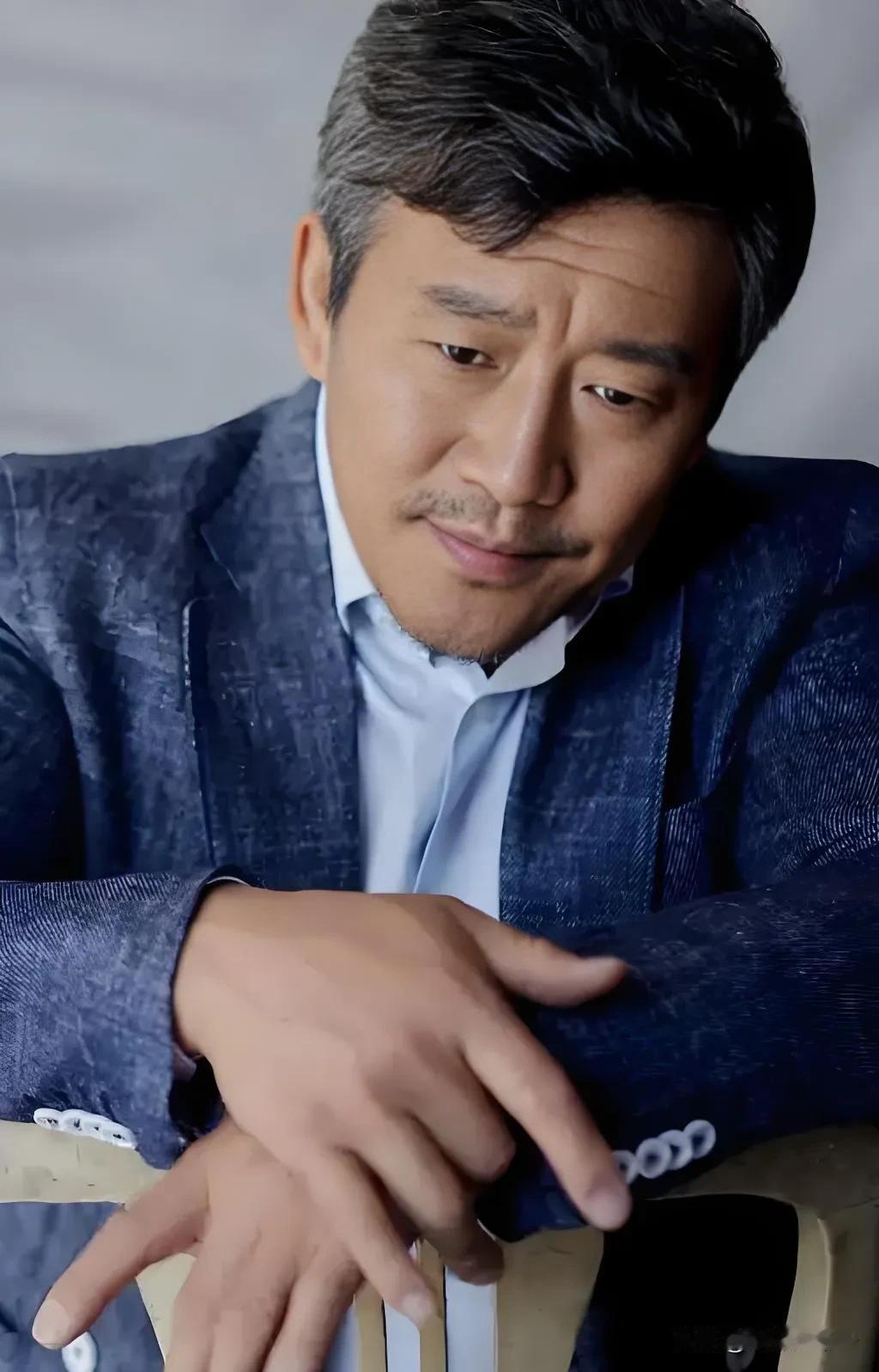 有没有觉得特别扭，为啥现在的剧都喜欢突然降智呢？就连电视剧《扫毒风暴》里
