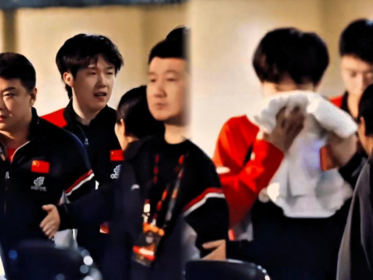 昨天赛后大伙儿陪着大头回酒店，王主席也在，还特意走在前头跟他聊了几句。楚钦