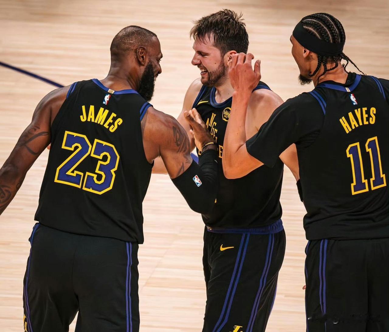 詹姆斯格局真大！据湖人队跟队记者DanWoike透露：昨天对阵爵士队的赛前