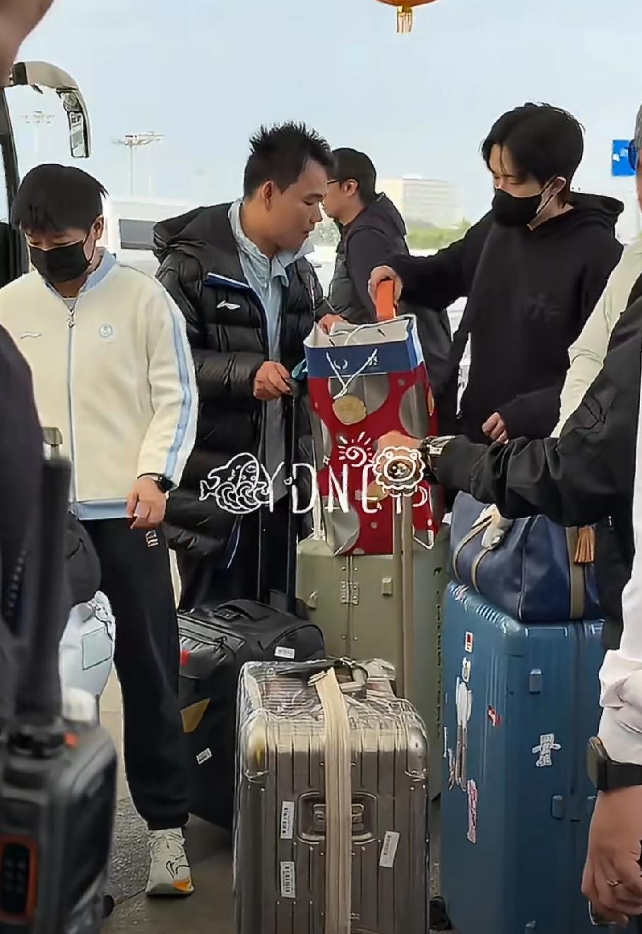 孙颖莎与王楚钦一起随国乒团队现身机场返回北京。机场也是等满了想要看他们的球迷。