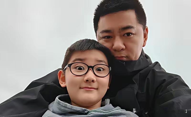 台下观众起哄要“带色”段子！郭德纲干儿子冯照洋的回应，堪称教科书级别！不怼观众，