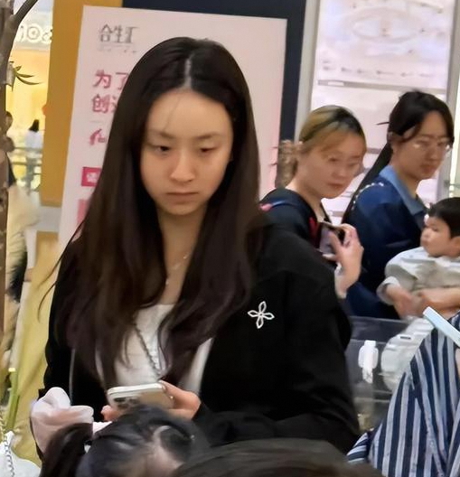 森碟矫正下巴后被偶遇17岁纯素颜逛街超美