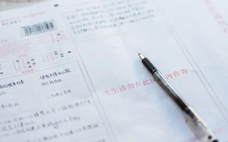 高考语文零分是怎么得来！那天做地铁，听两个大朋1友聊天！其中一个给另