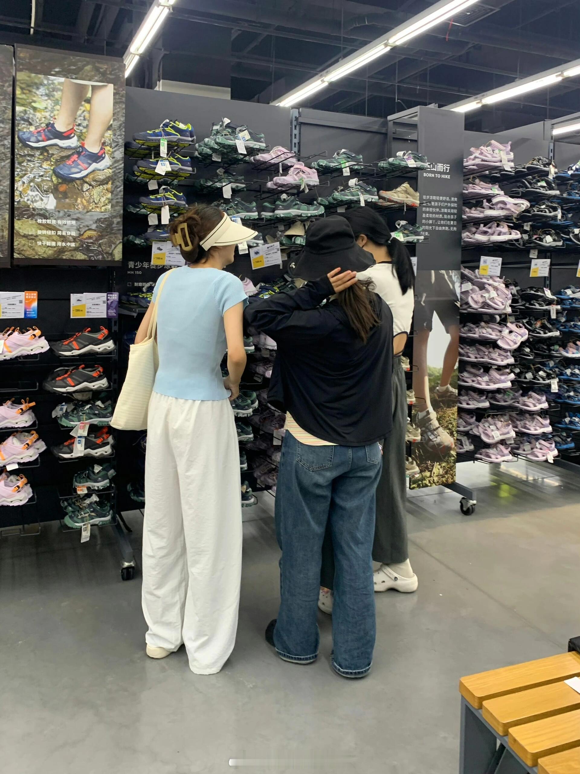 瞬间对白裤子失去兴趣。。。第一次这么直观的感受到了阔腿裤的杀伤力！为什么我买不到