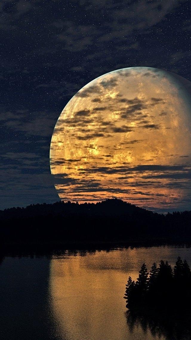 我手机里最美的月亮照片，是去年中秋拍的。那天晚上，月亮又大又圆，像个白玉盘挂在天
