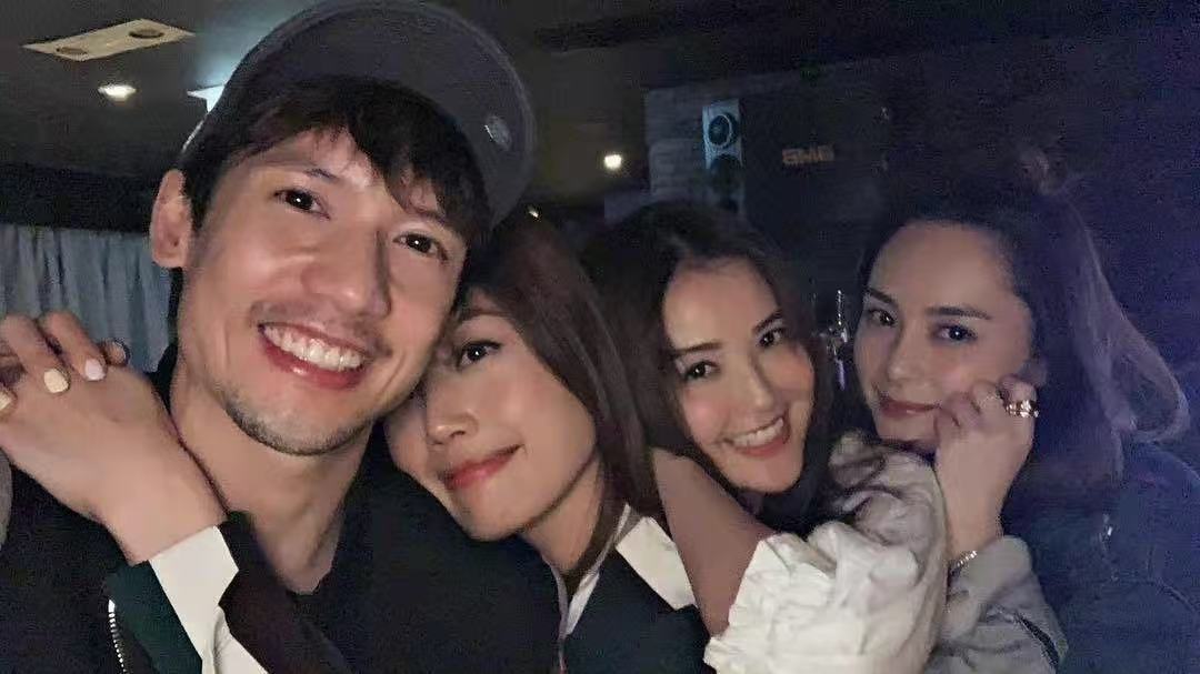 关智斌把容祖儿Twins拽上台天呐噜！关智斌在香港演唱会上来了个超有爱的举动，唱