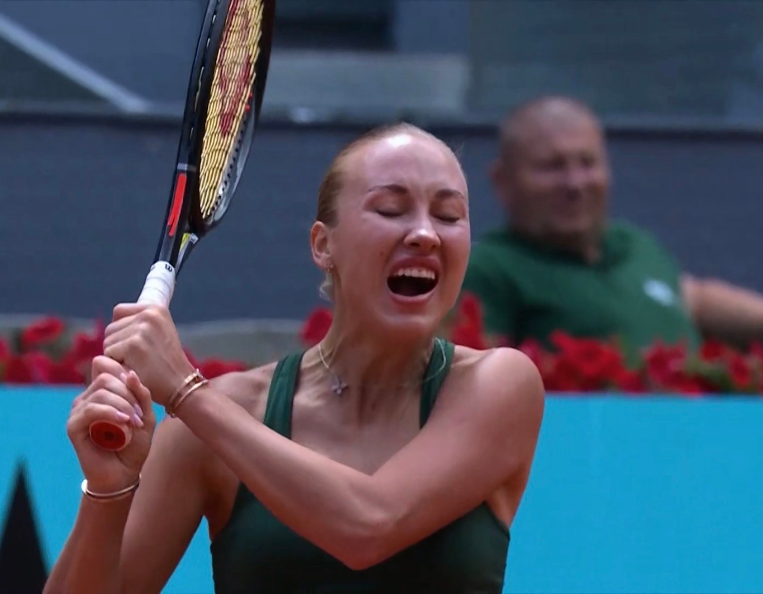 马德里1000赛卡普挽救三个赛点！7-6(4)拿下第二盘，把比赛拖进决胜盘！波