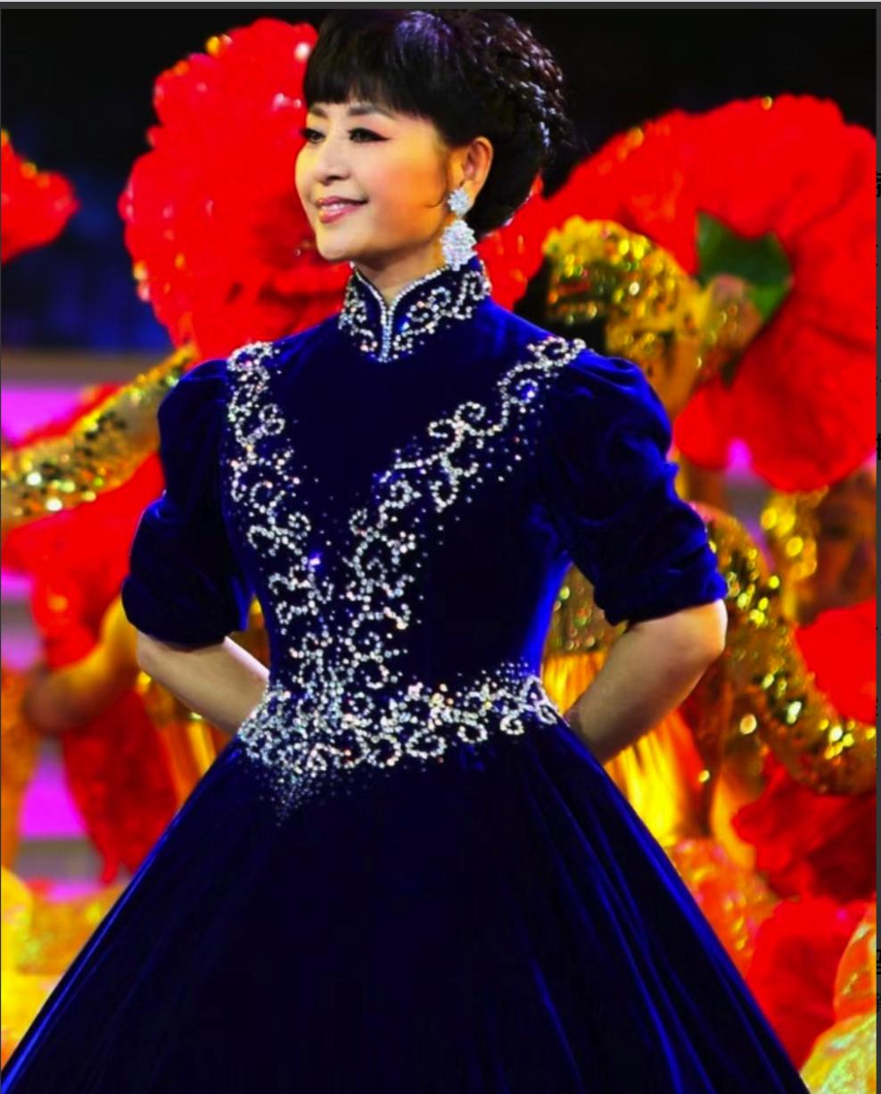 1987年，31岁殷秀梅嫁大她10岁的歌唱家程志。新婚之夜送走宾客，她忽然盯着丈