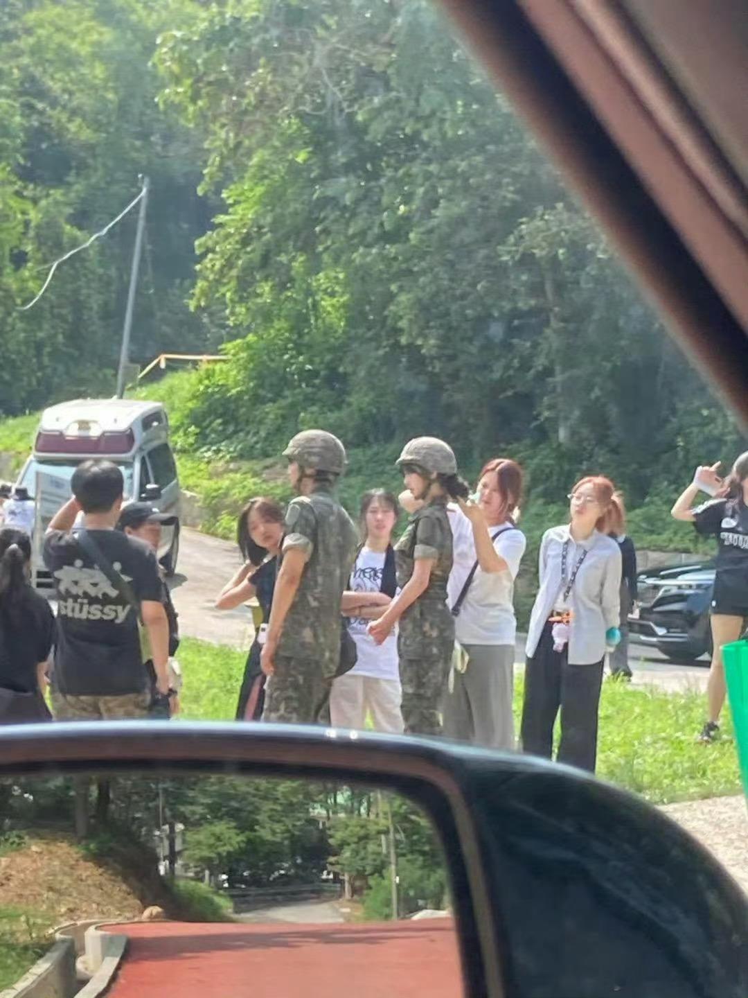 张元英参加金钟仁综艺《转学者2》的路透，两人穿着迷彩军装坐在地上，看路透还挺有意