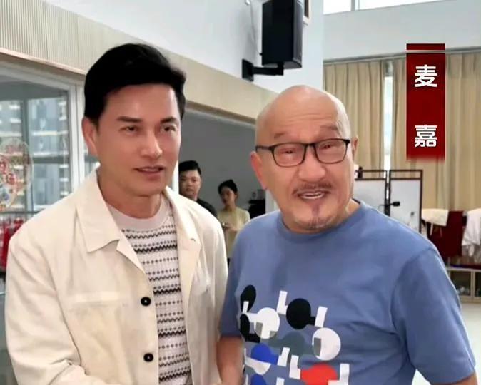 81岁麦嘉青春如40，69岁吕良伟活力似60麦嘉老爷子都81岁高龄了，外表却跟