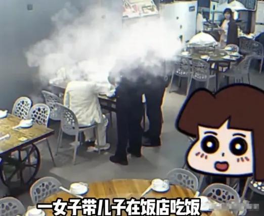 真是开了眼！带着儿子吃饭想赖账，结果被亲儿子一句话啪啪打脸。这事简单说，就是