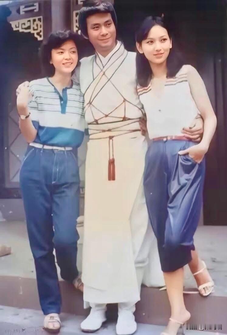 这张照片拍摄于1981年，34岁的郑少秋与28岁的赵雅芝和21岁的陈玉莲的合影旧