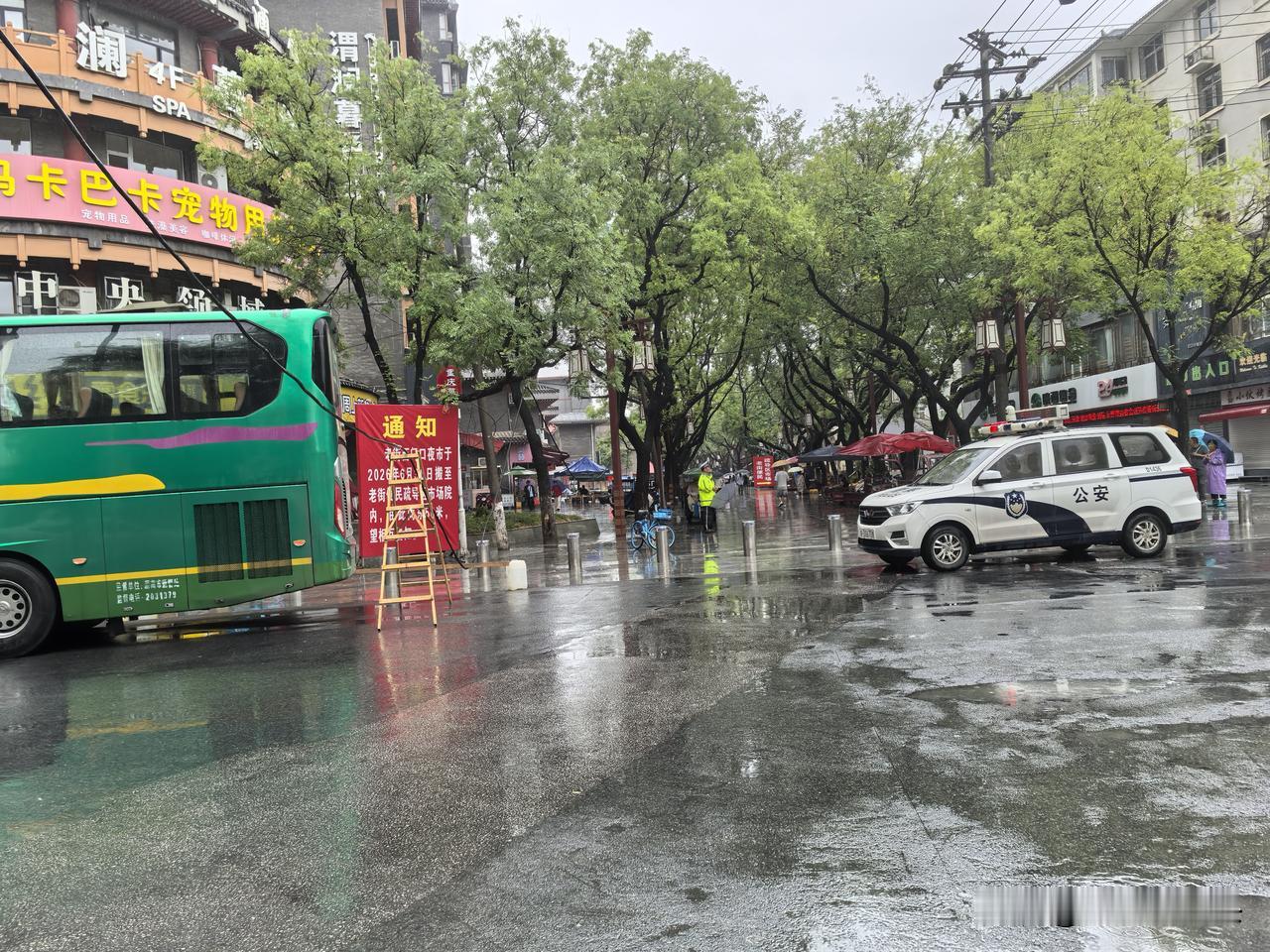 8月3日中午，路过咸阳中山街和清泰街十字，忽然发现黄绿色衣服的警察站在路口。查