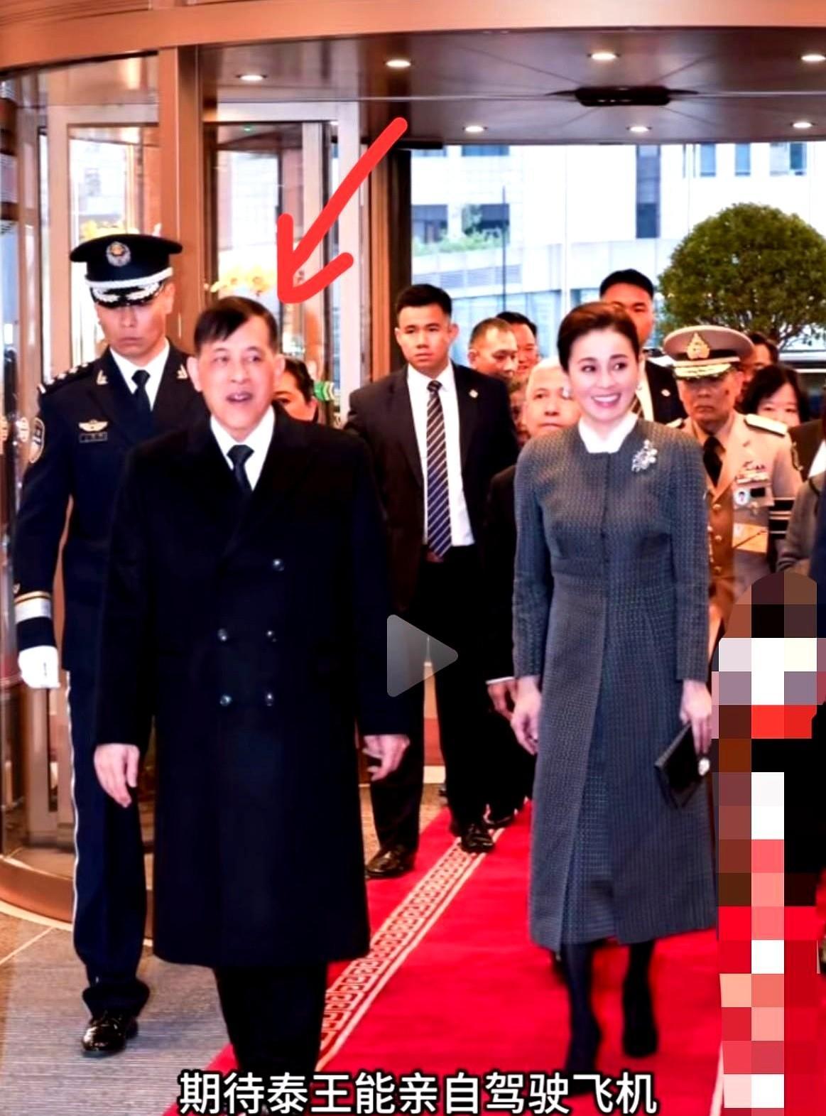 泰王夫妇来中国了，一落地就火出圈。那发型，像极了八十年代的复古大片。王后更是