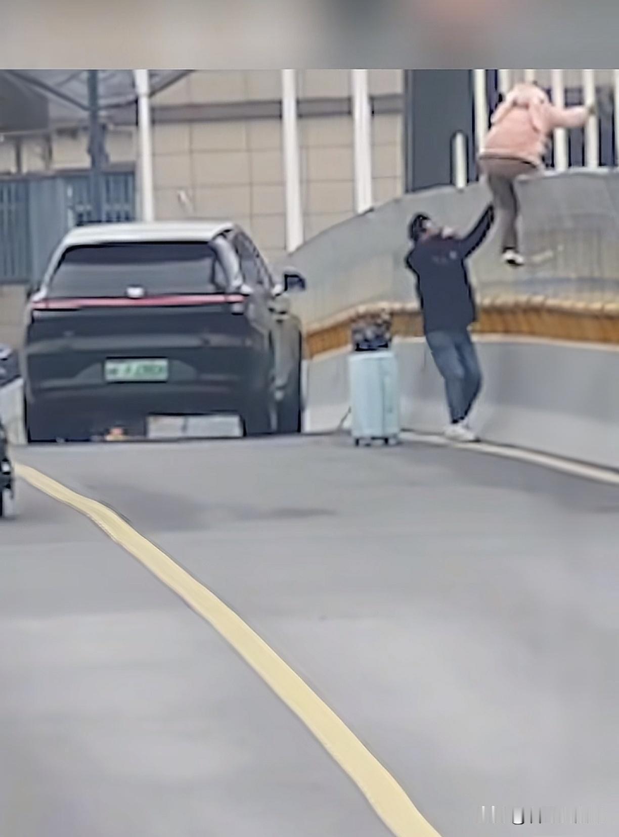 这飞奔，帅炸了！浙江车主20秒桥头救回轻生女，后续更暖刷到这个视频，我心头一