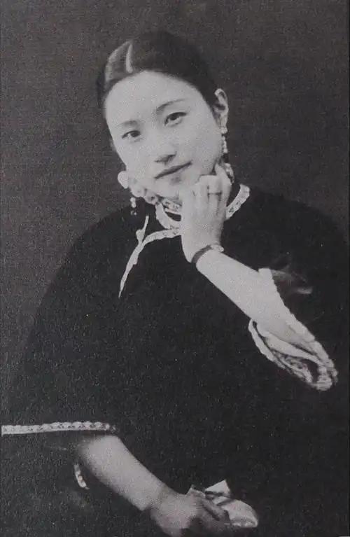 当年，陆小曼穷得揭不开锅，日本人带着1000大洋找上门儿，陆小曼故意打扮得邋里邋