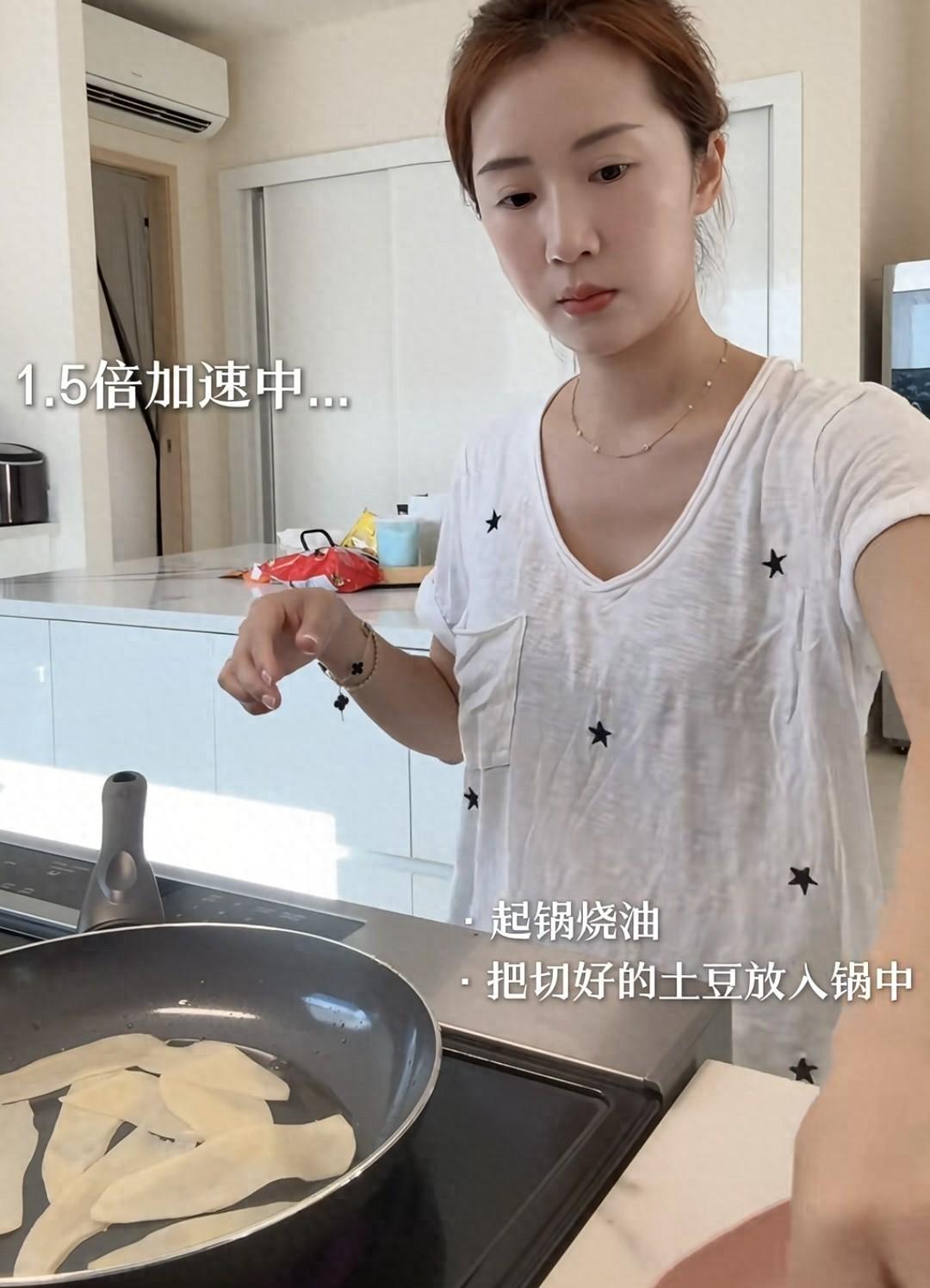 李念住豪宅不请保姆，自己给3个孩子做饭，戴手套洗锅，脸变样了她以前可是海藻啊，