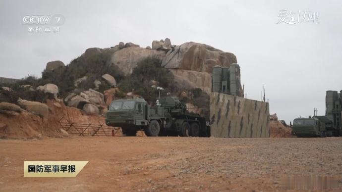 东部战区的俄制S-300中远程防空导弹系统，这是一个标准的防空营阵地，各个导弹发