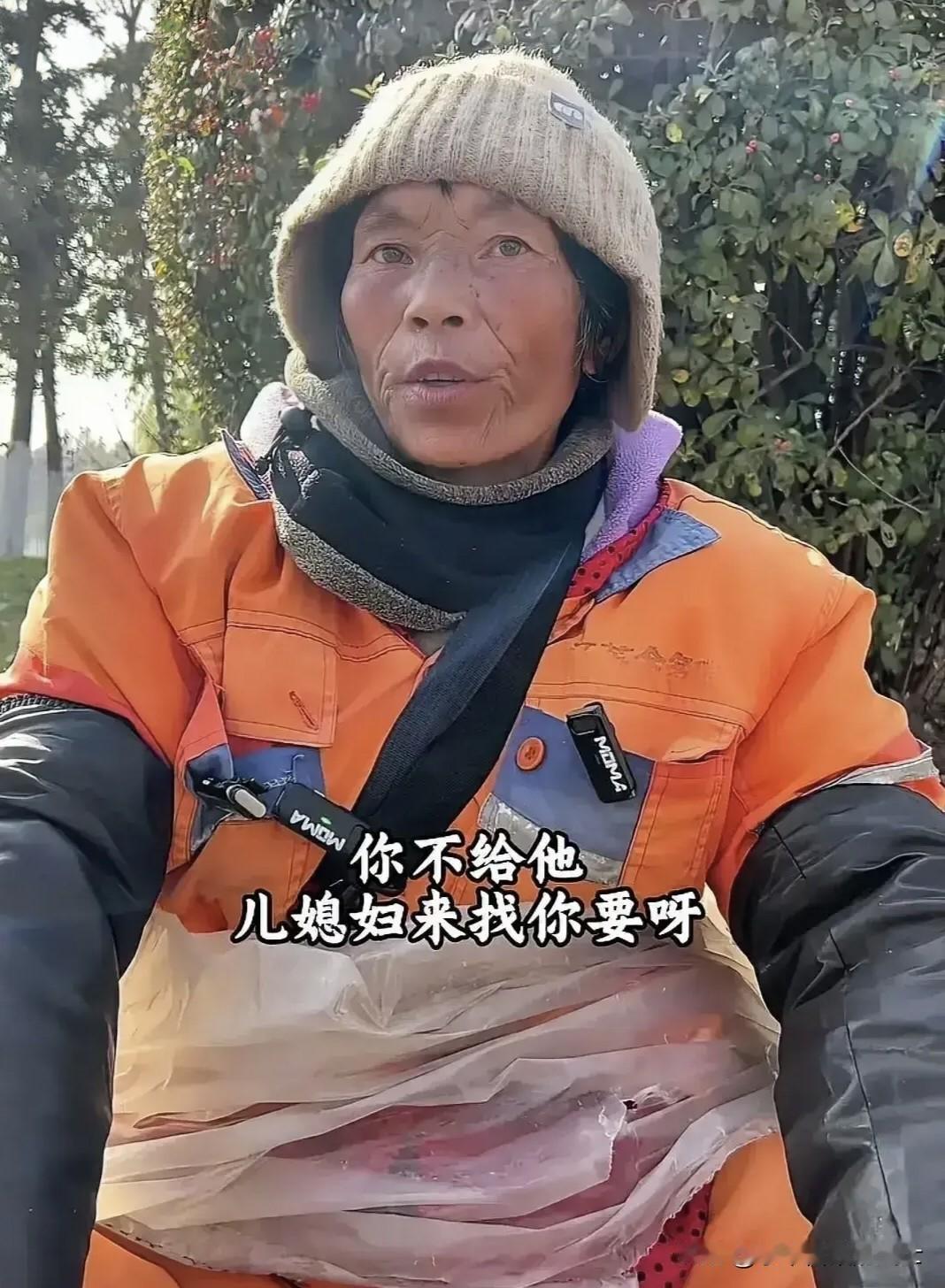 看了徐州环卫大嫂的遭遇令人泪目！徐州有一个59岁的大嫂，她是一个环卫工人，四