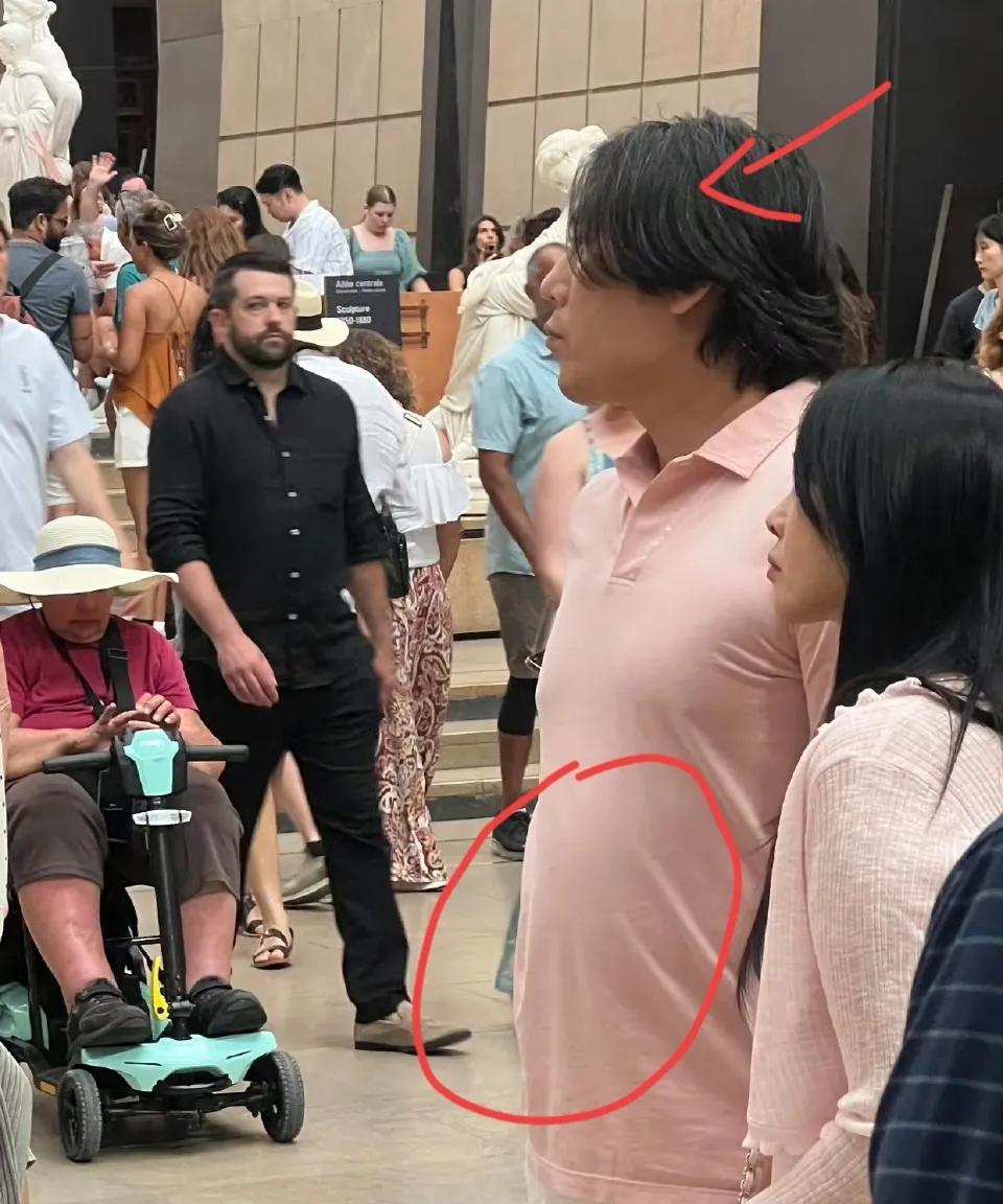 秦昊与伊能静的巴黎旅行照，大家都在讨论秦昊怎么突然胖这么多，配上中分的发型侧脸神