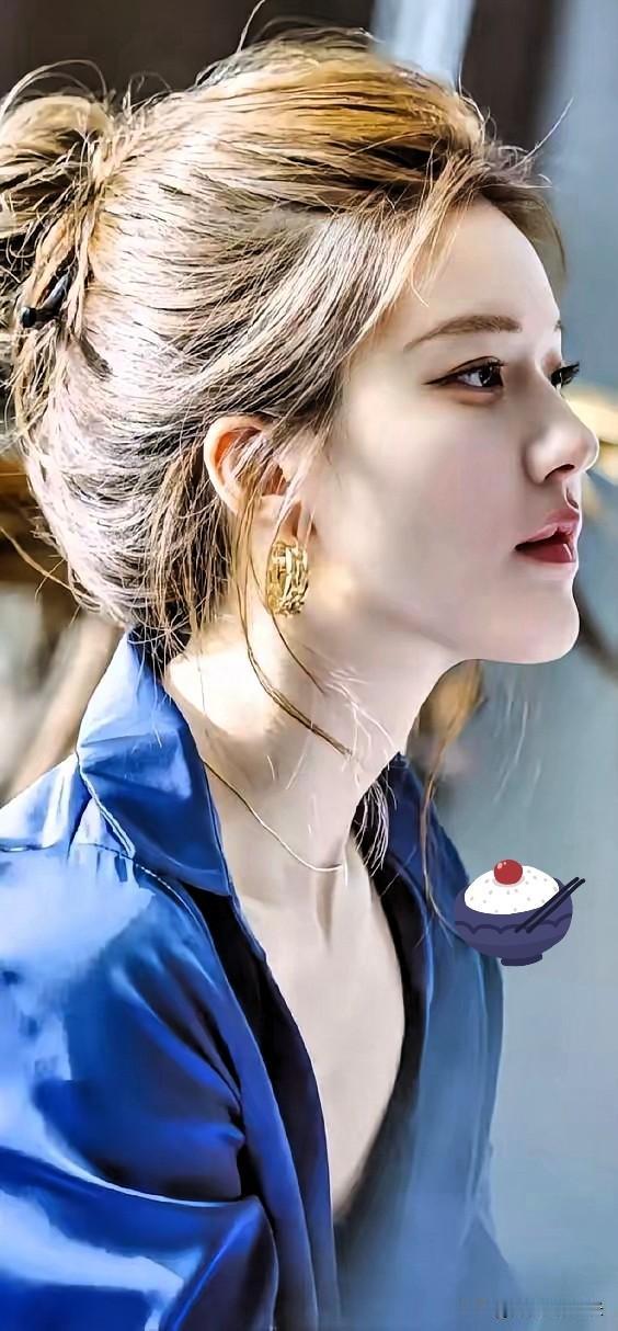 终于知道赵露思的头发为什么这么多？不是洗发水洗出来的，也不是天生的，赵露思是有专