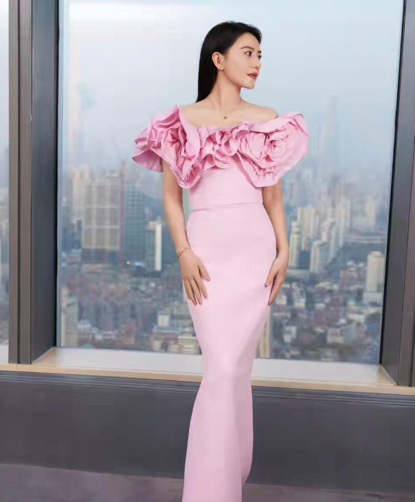 高圆圆即使50岁了美貌和气质也都在线有句话说的好，法拉利老了依然是法拉利，看高