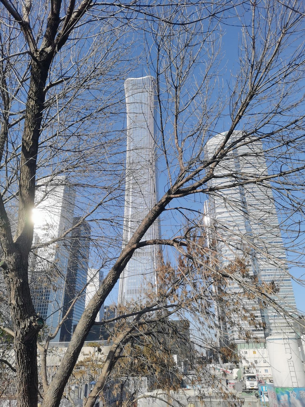 亲戚家的朋友刚把北京五环外70多平的地铁房卖了，才卖了195个！想当年买的