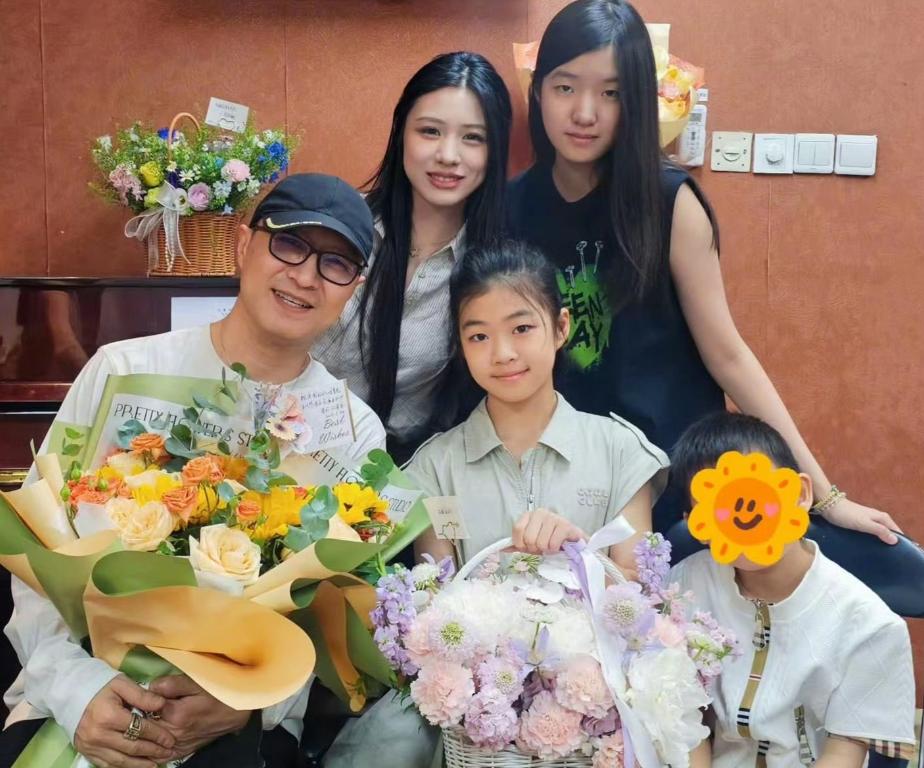 汪峰，首次晒出一家五口全家福！5月24日深夜，他突然毫无预警地更新社交