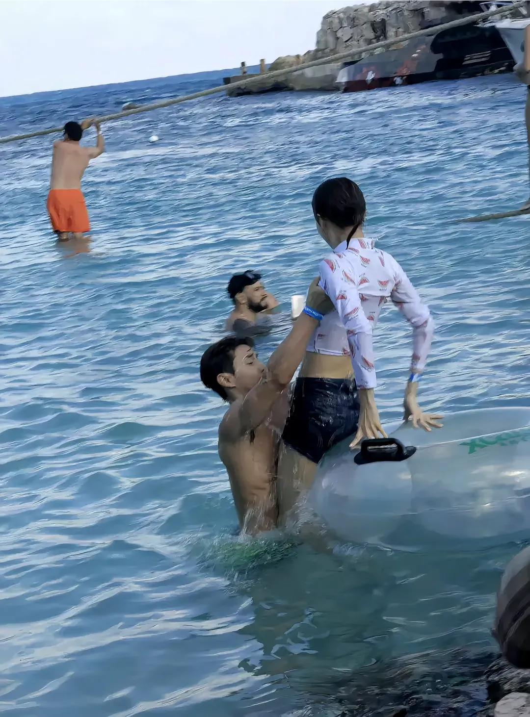 女明星参加活动都能玩成这样，能不出问题嘛！谁能看出来这是哪位女星吗？