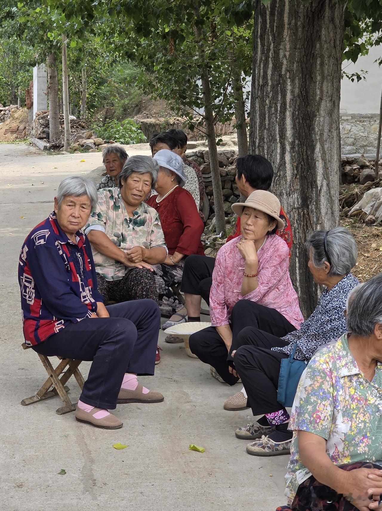 这几天持续高温，35度以上……除了空调房，整个村子没有凉快的地方，就连河边桥