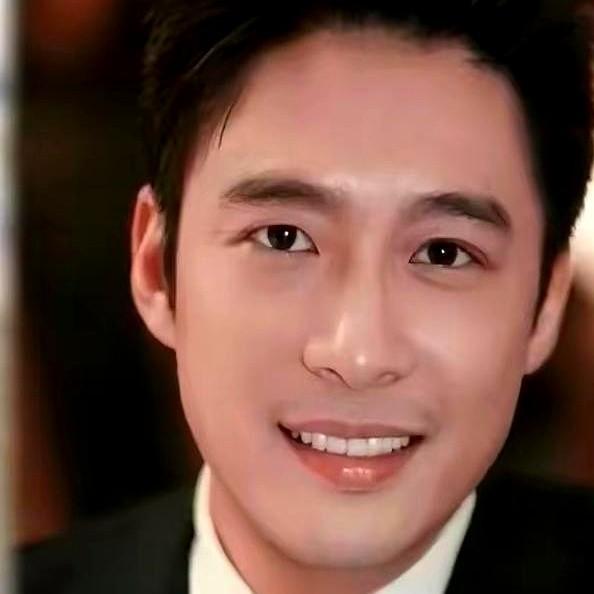 霍启山藏得太深！携俄罗斯女星娜然亮相弟弟婚礼，霍家认可？这次婚礼上娜然直接坐