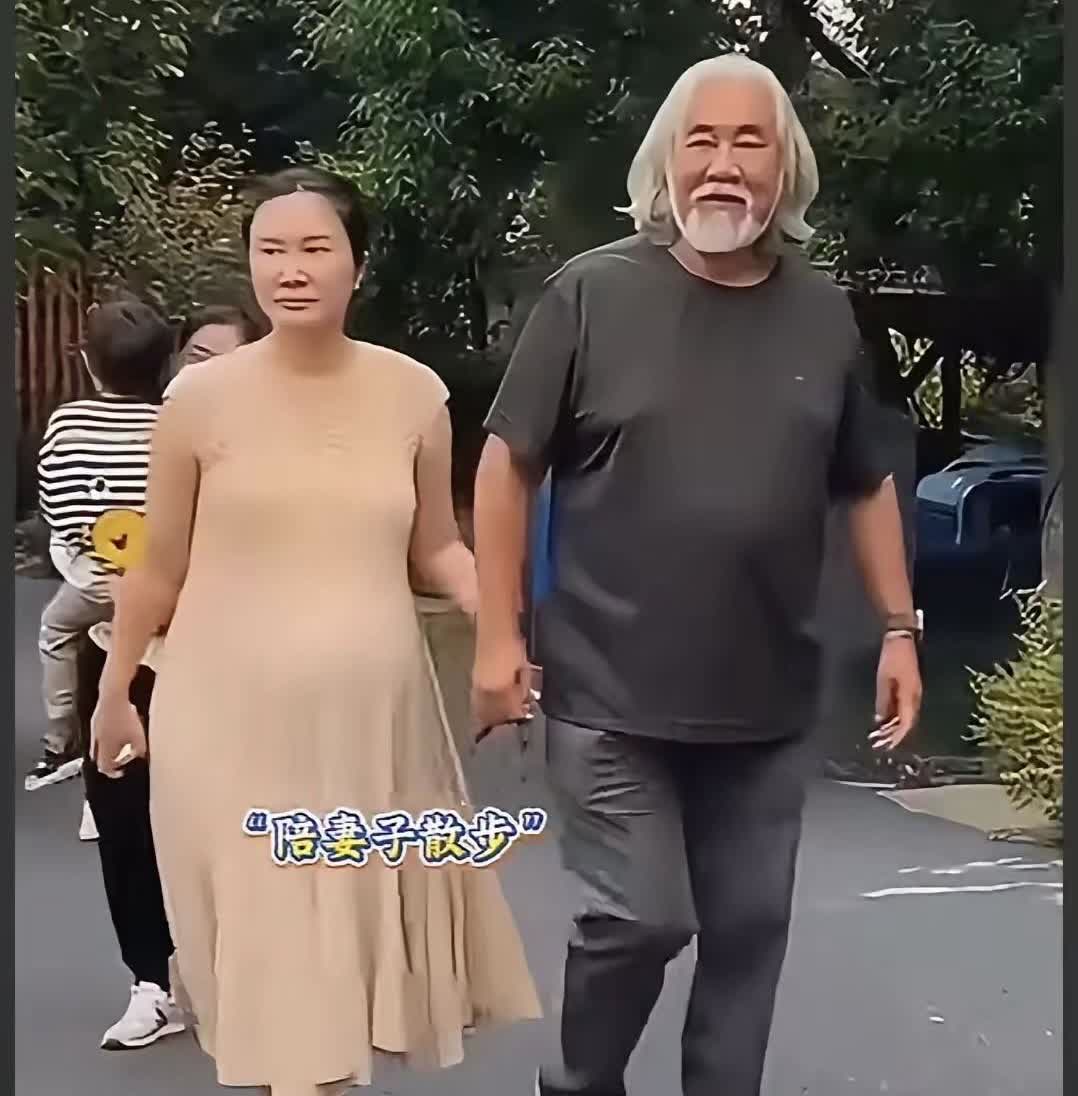 岁月是把杀猪刀，转眼间张纪中老婆杜星霖和杨振宁爱人翁帆已经从一个美少女变成路人大