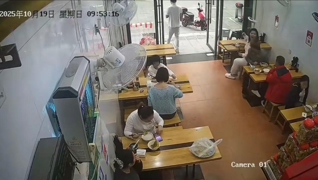 在家里爸妈宠着你，在外面可没有人会惯着你，这句话搁这一女生身上应验了。在某面馆内