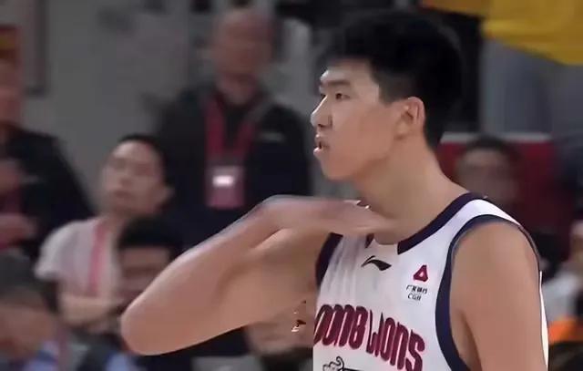 米切尔使用徐昕的细节需要改进！原广东男篮球员徐昕自从被交易到广州男篮后，被主