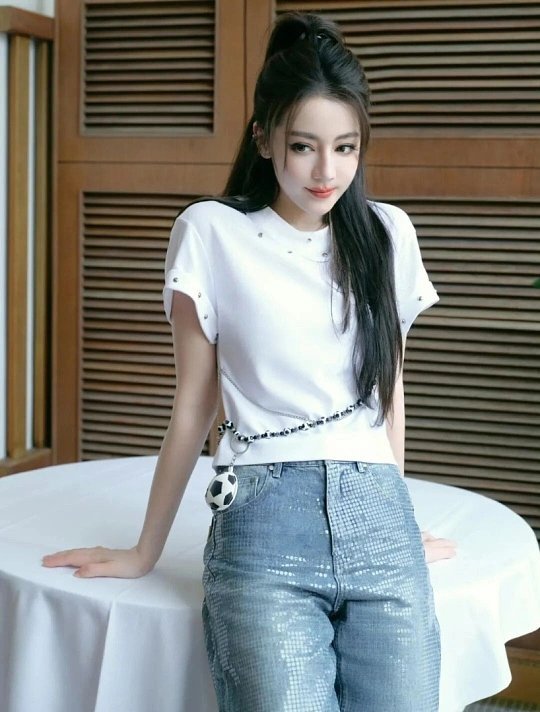 迪丽热巴港剧女主适配度浓颜立体五官，配上自带的飒爽韧劲，忽然读懂为什么大家会期待