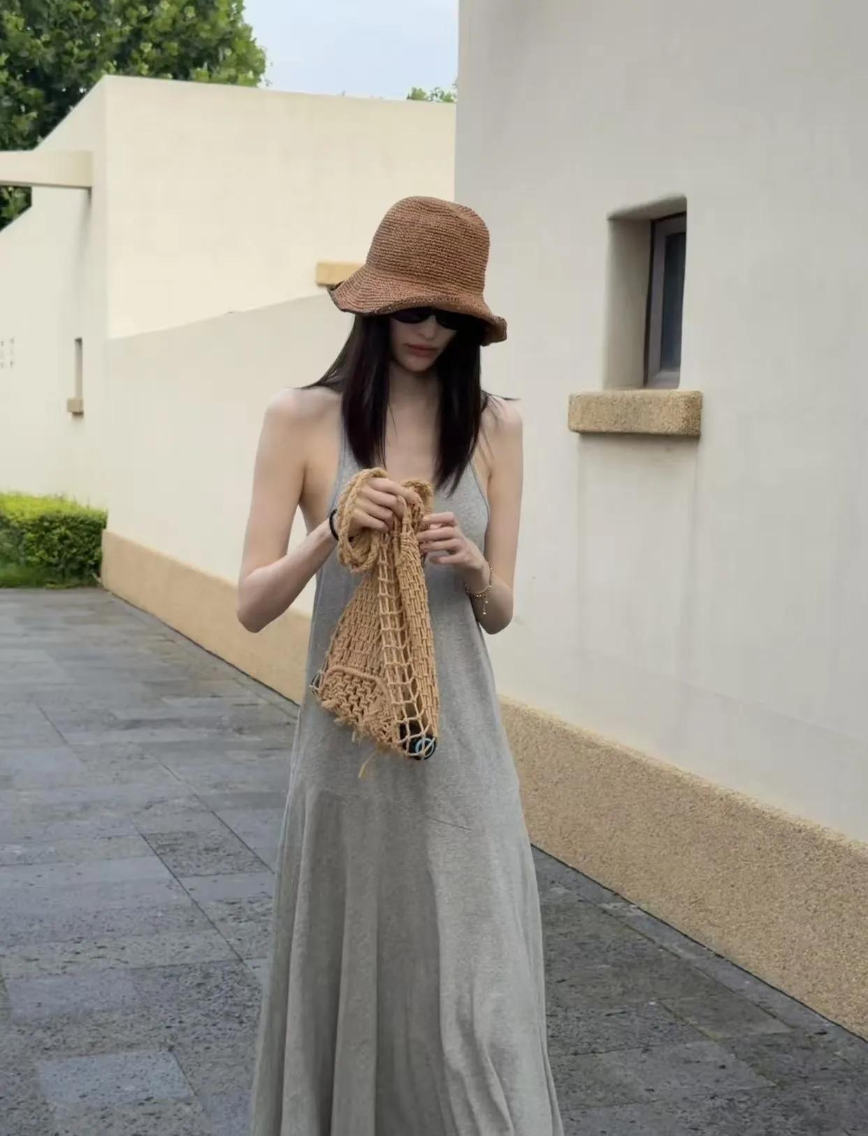 何穗夏日私服太治愈！灰色吊带长裙慵懒松弛搭配草帽与草编包，简简单单自带度假氛围