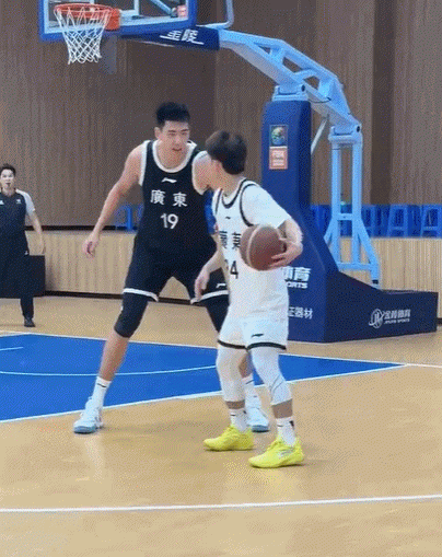 徐昕被徐杰单打暴露太多尴尬，即便在广州数据爆刷，他回归宏远也只是“高竹竿”广