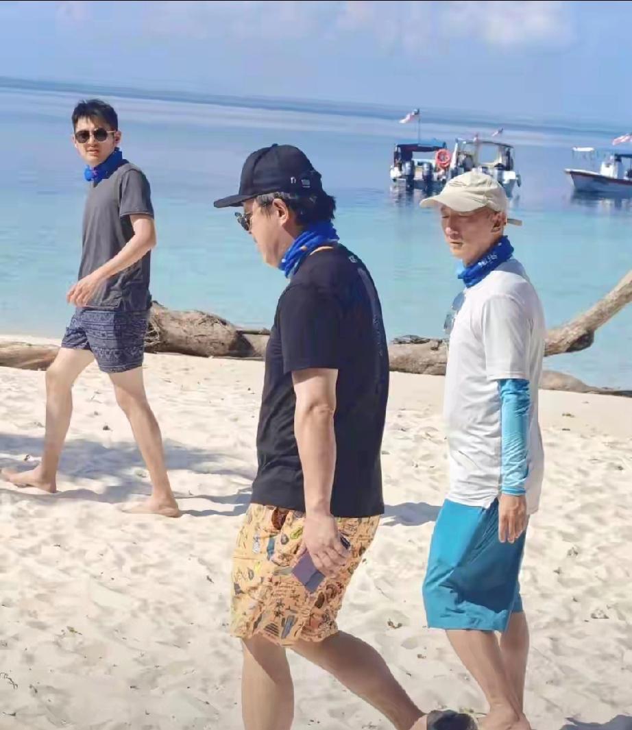 52岁黄渤马来西亚潜水被偶遇，无滤镜素颜状态太真实游客在马来