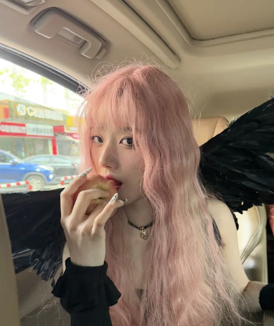 卢昱晓粉发黑翅造型惊艳全包眼线演绎甜酷少女