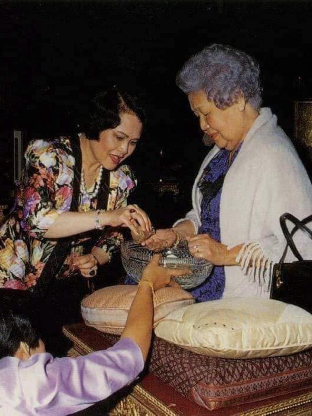 诗丽吉的妈妈是大美人，颜值出众气质高贵诗丽吉王太后一生深爱自己的母亲布阿·吉滴