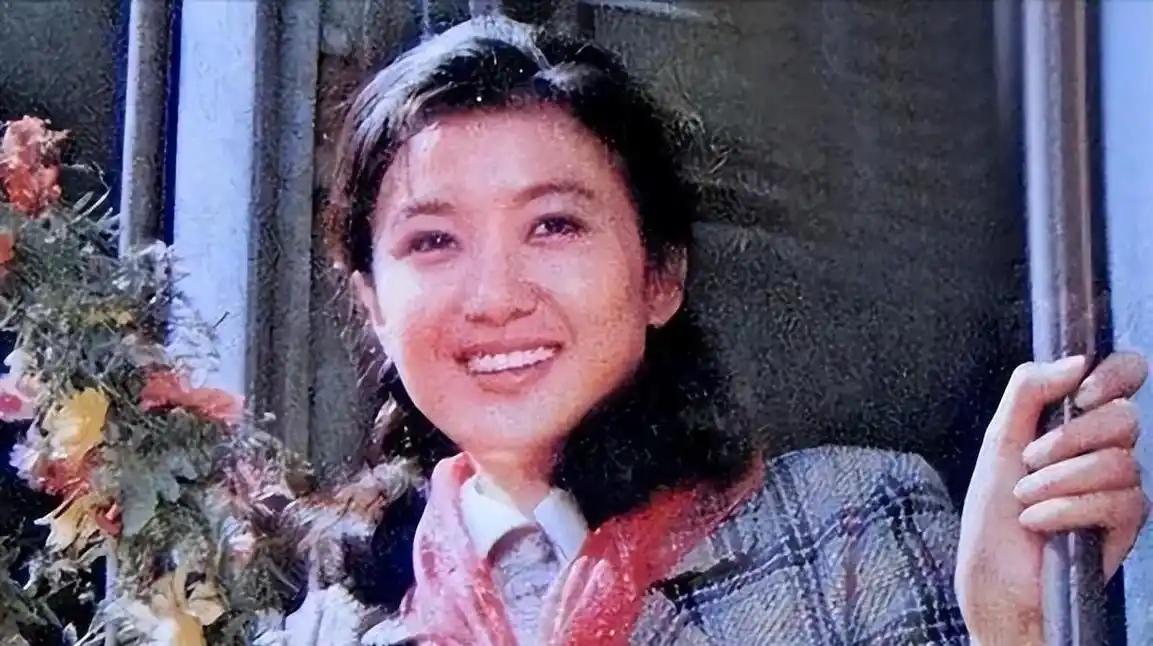 她曾是央视第一美女，赴港生子后毅然离开央视，如今已移居美国。 李小玢