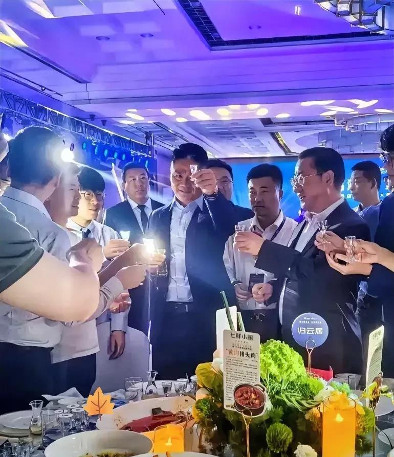 我总觉得刘强东，他身上有个玄学，准得恐怖！那就是凡是跟他喝过酒的，无一不被刘