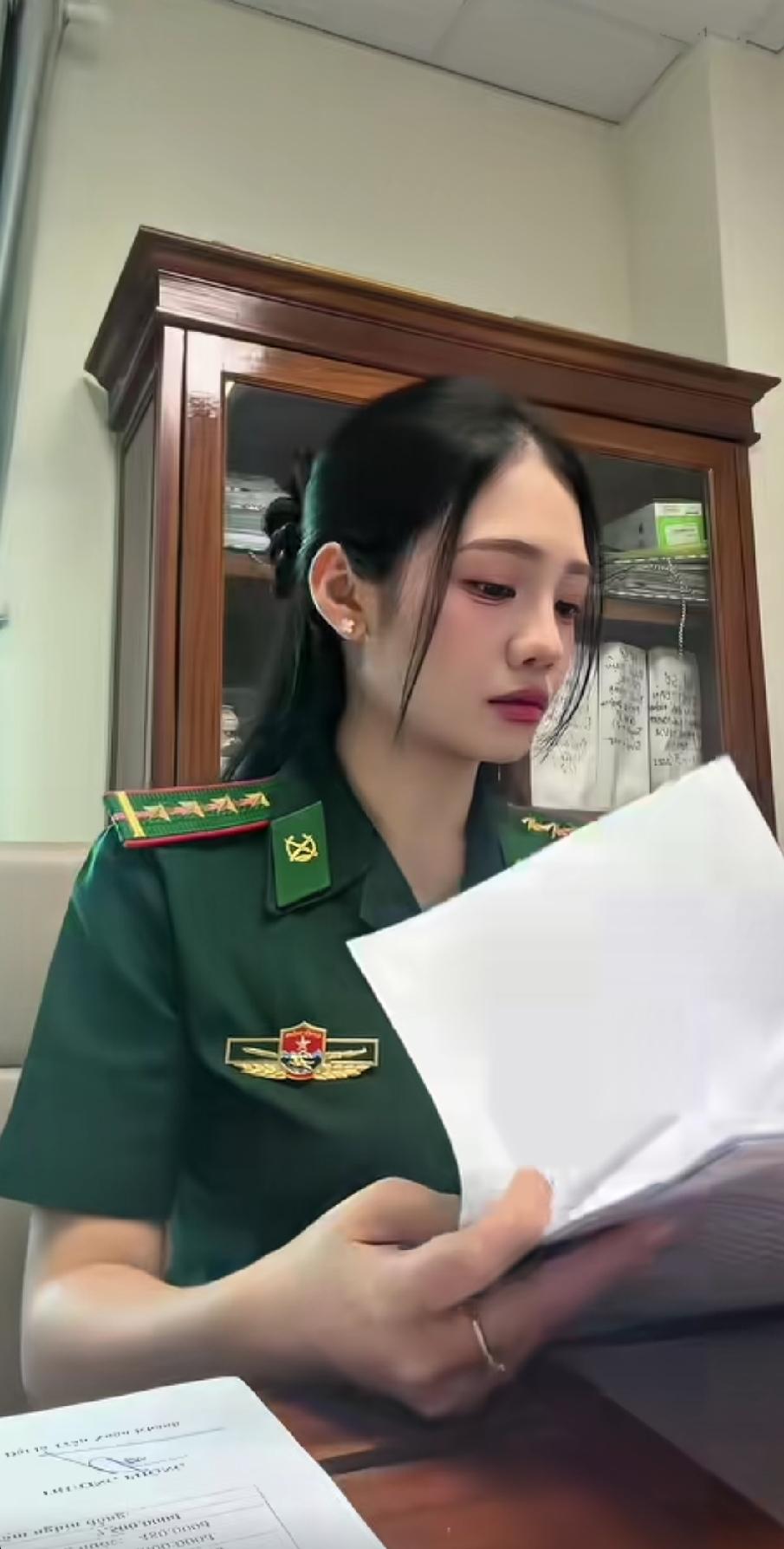 这是什么军衔的女兵，看起来还是挺漂亮的，越南的军装颜色也挺多的，各种浅绿、深绿反